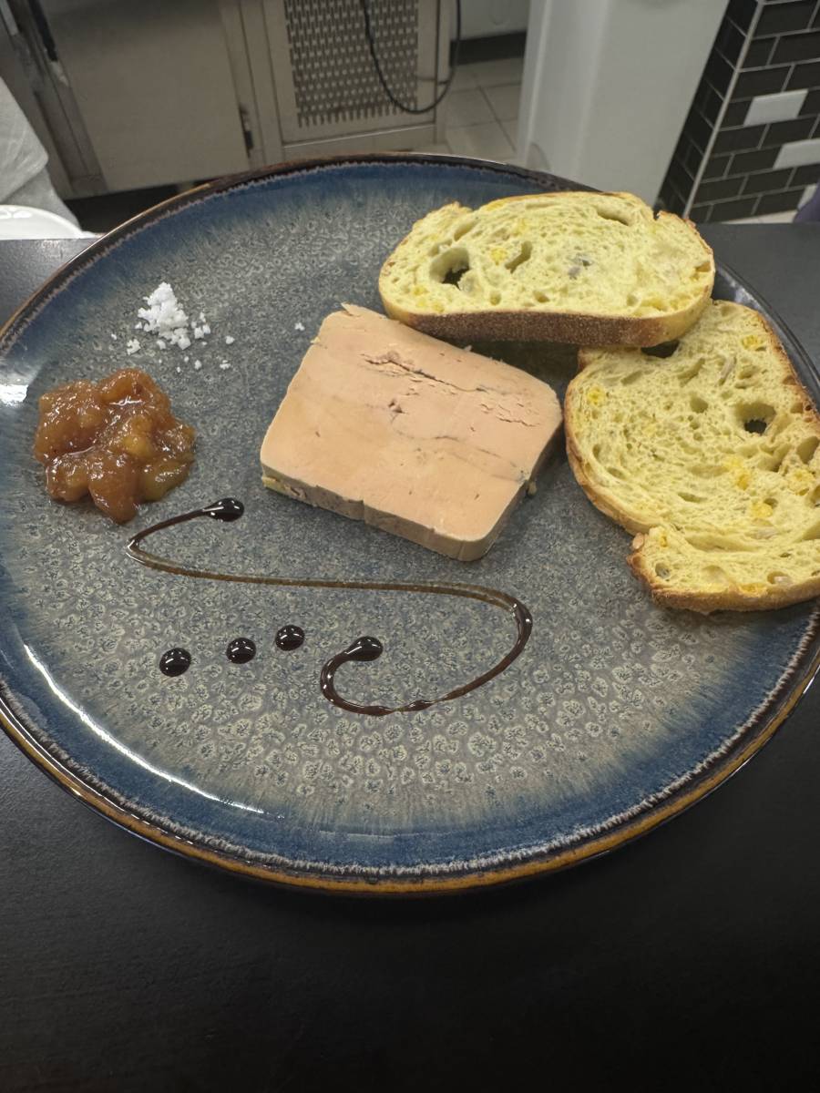 Le foie gras de canard, confit au pain d'épices et toasts