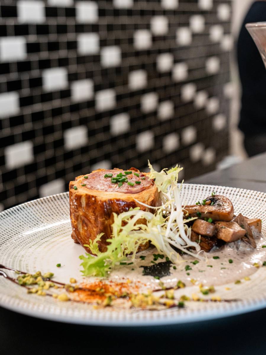 Saucisson en croûte, champignons et crème de truffe